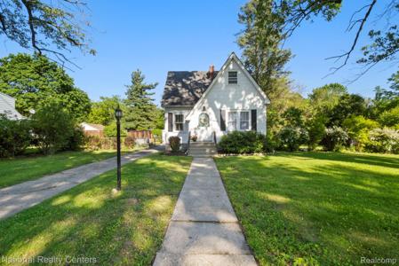 2328 Montroyal Avenue