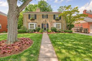 8 RADNOR Circle