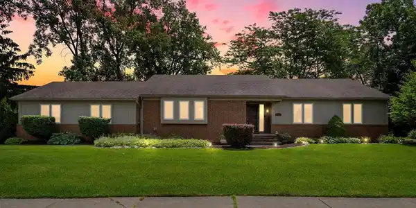 535 LAKES EDGE Drive