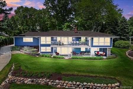 1267 N Lakeview Lane