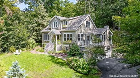 8863 Lakeshore Drive