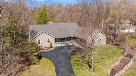 9045 North Pointe Woods