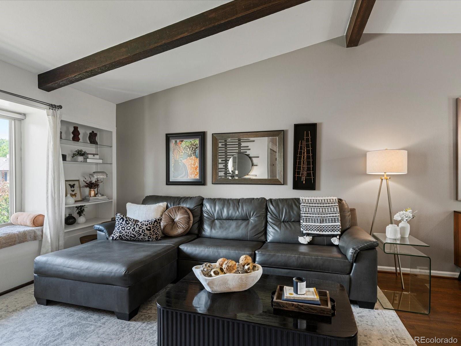 Image 4: Living Room