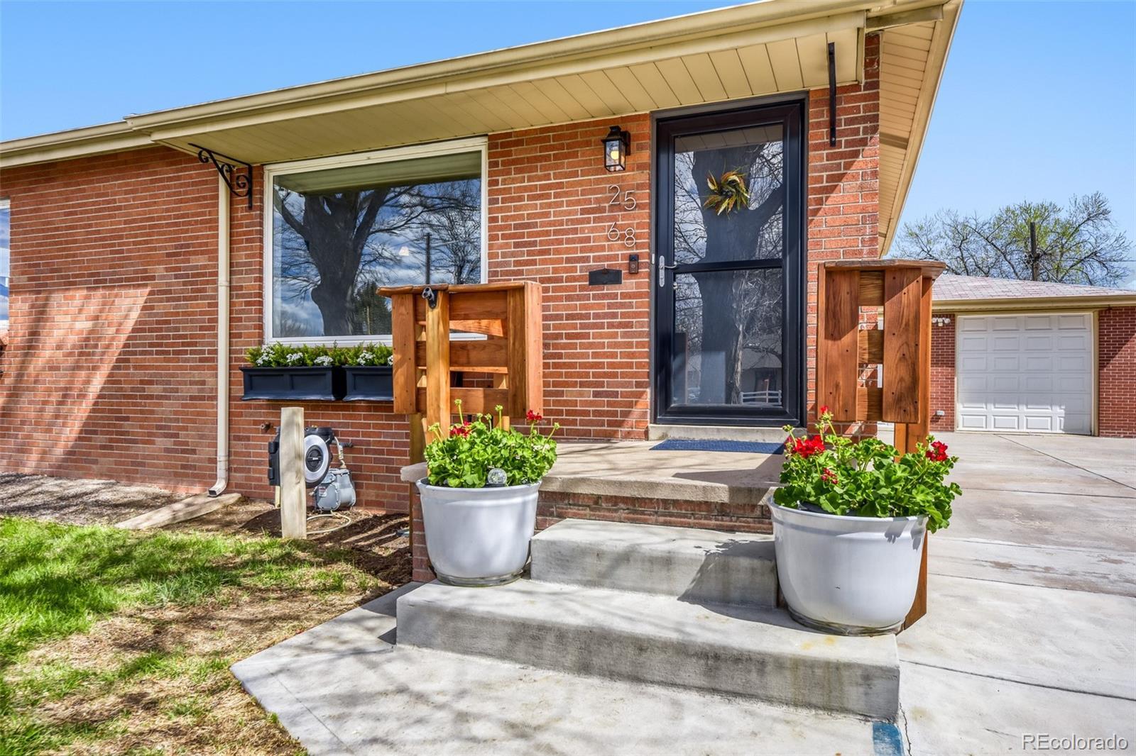 Image 2: Charming entry with great doorbell!