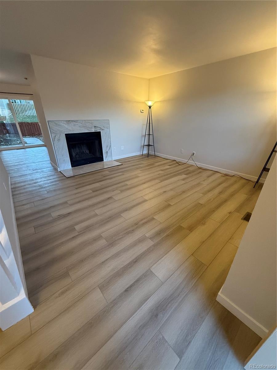 Image 3: Living Image 3: Living