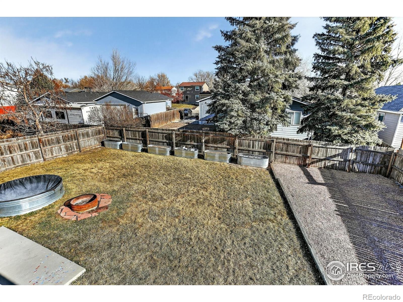 Image 4: Large backyard