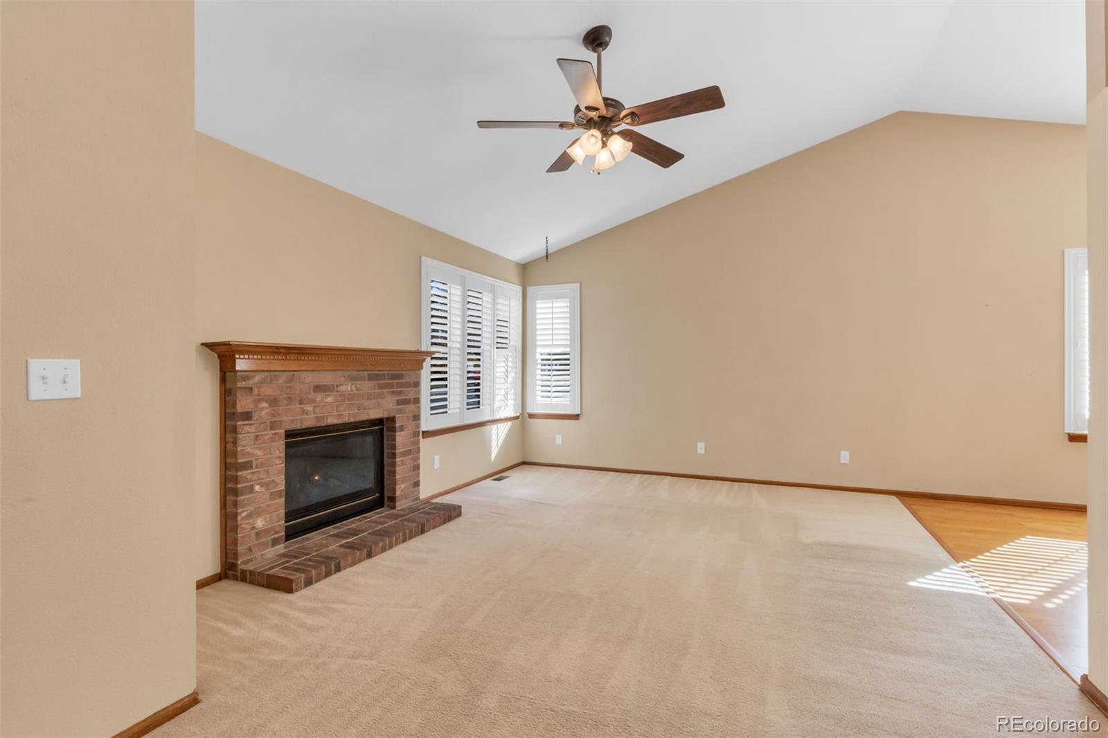 Image 3: LIVING ROOM