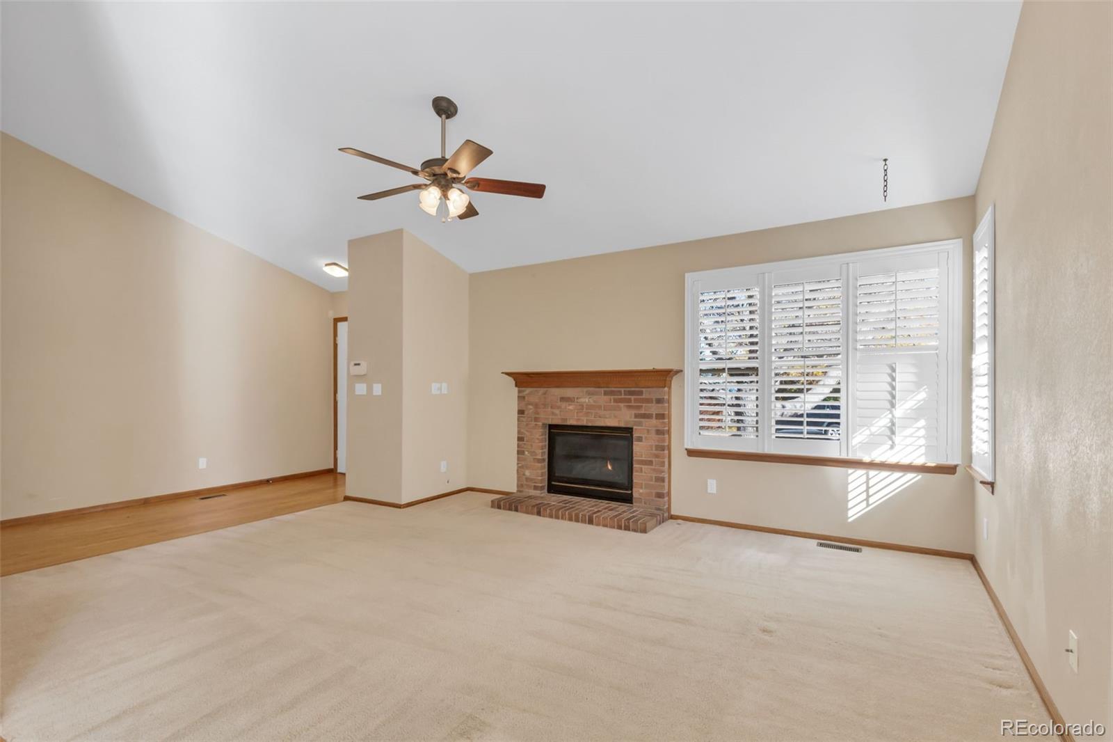 Image 4: LIVING/FIREPLACE