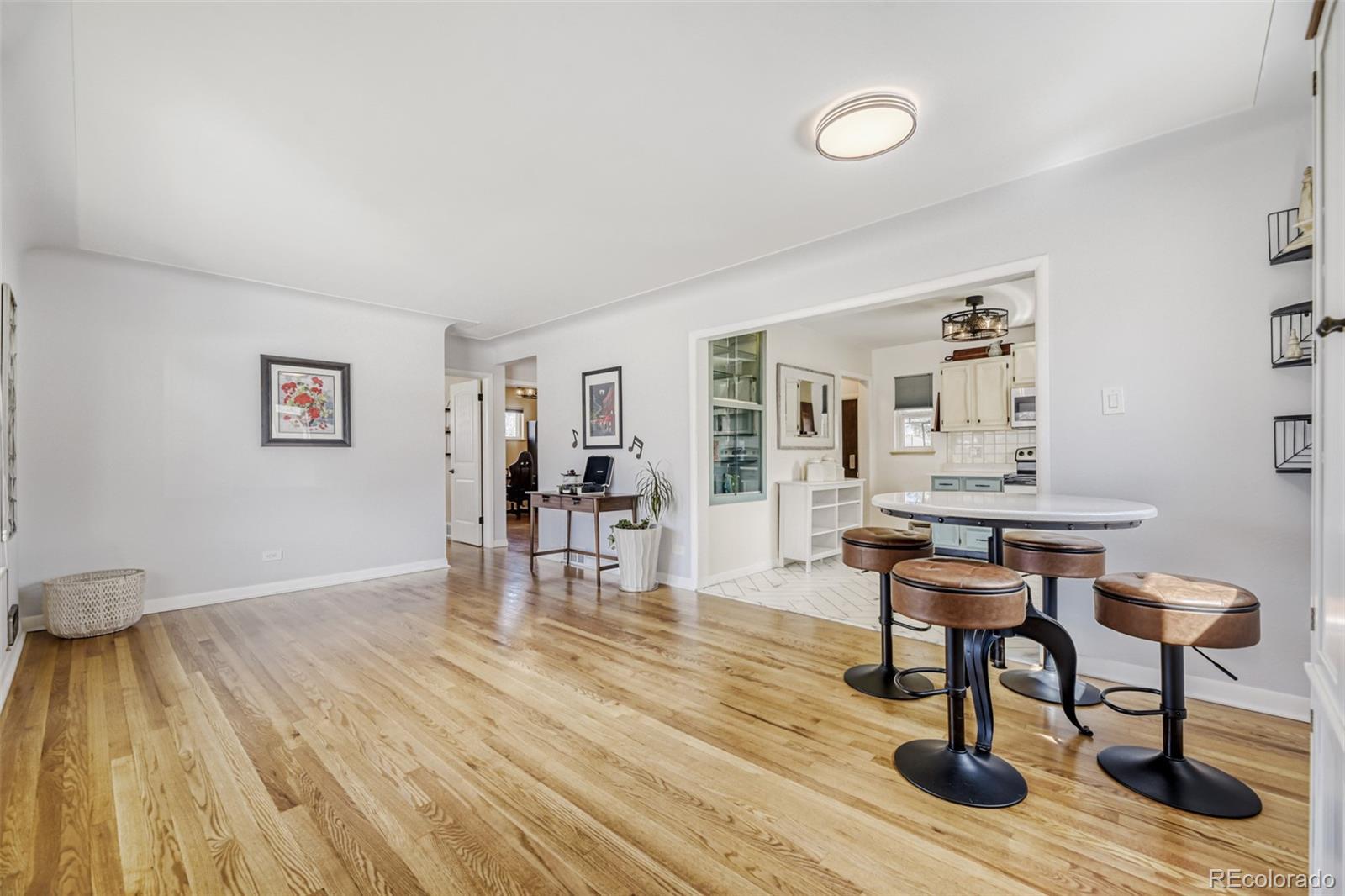 Image 4: Living room