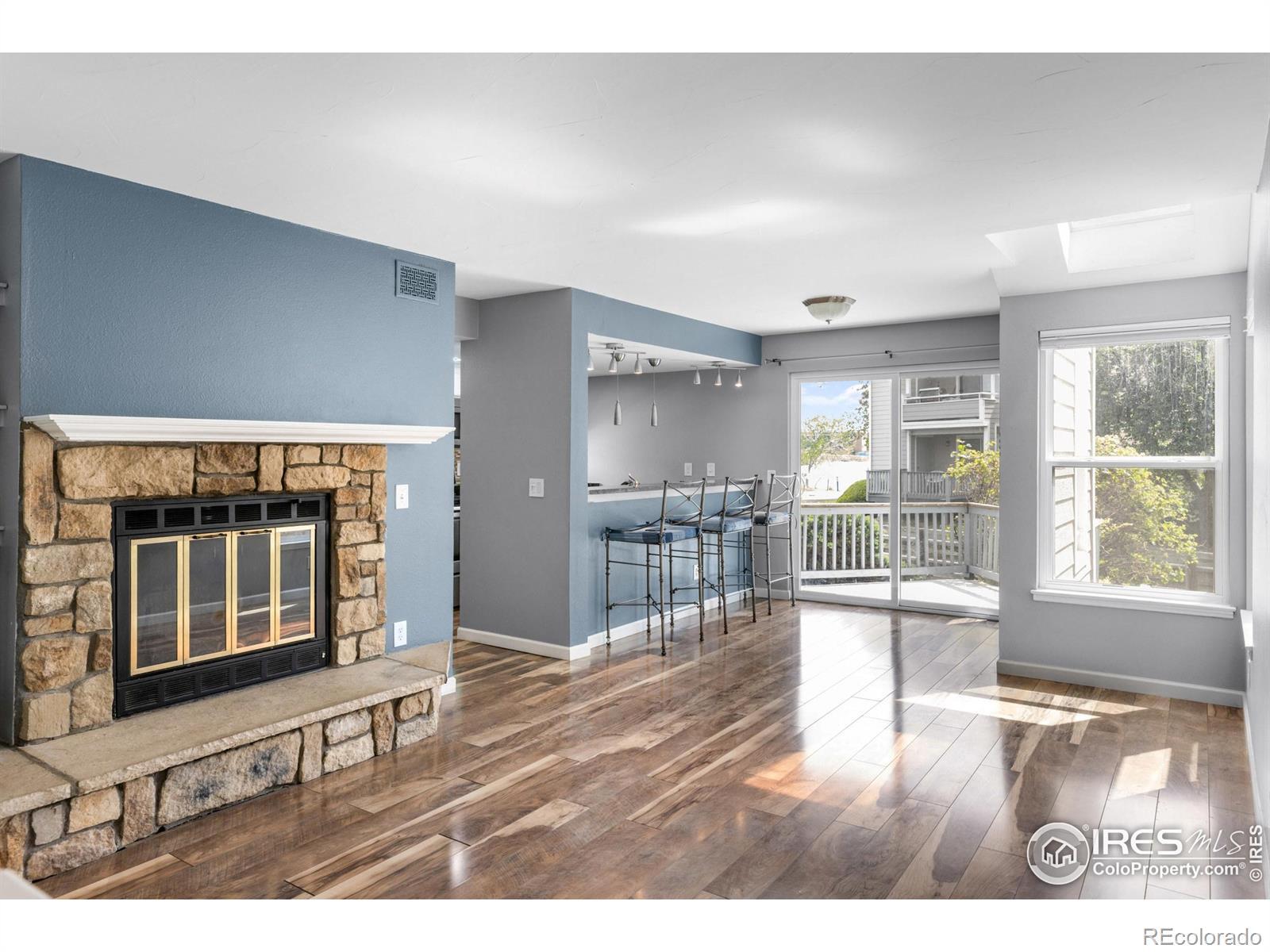 Image 3: Cozy Fireplace and open Floor Plan