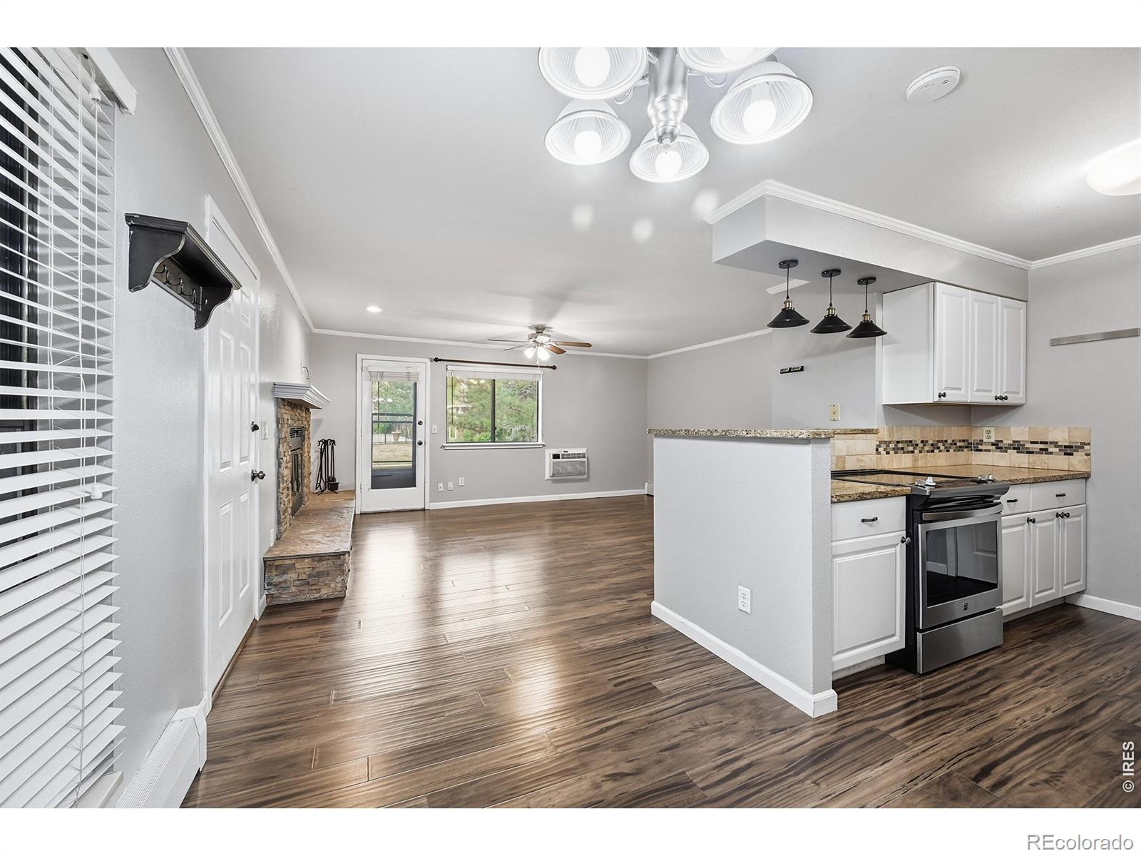 Image 1: 912 sq ft, poolside, ground floor