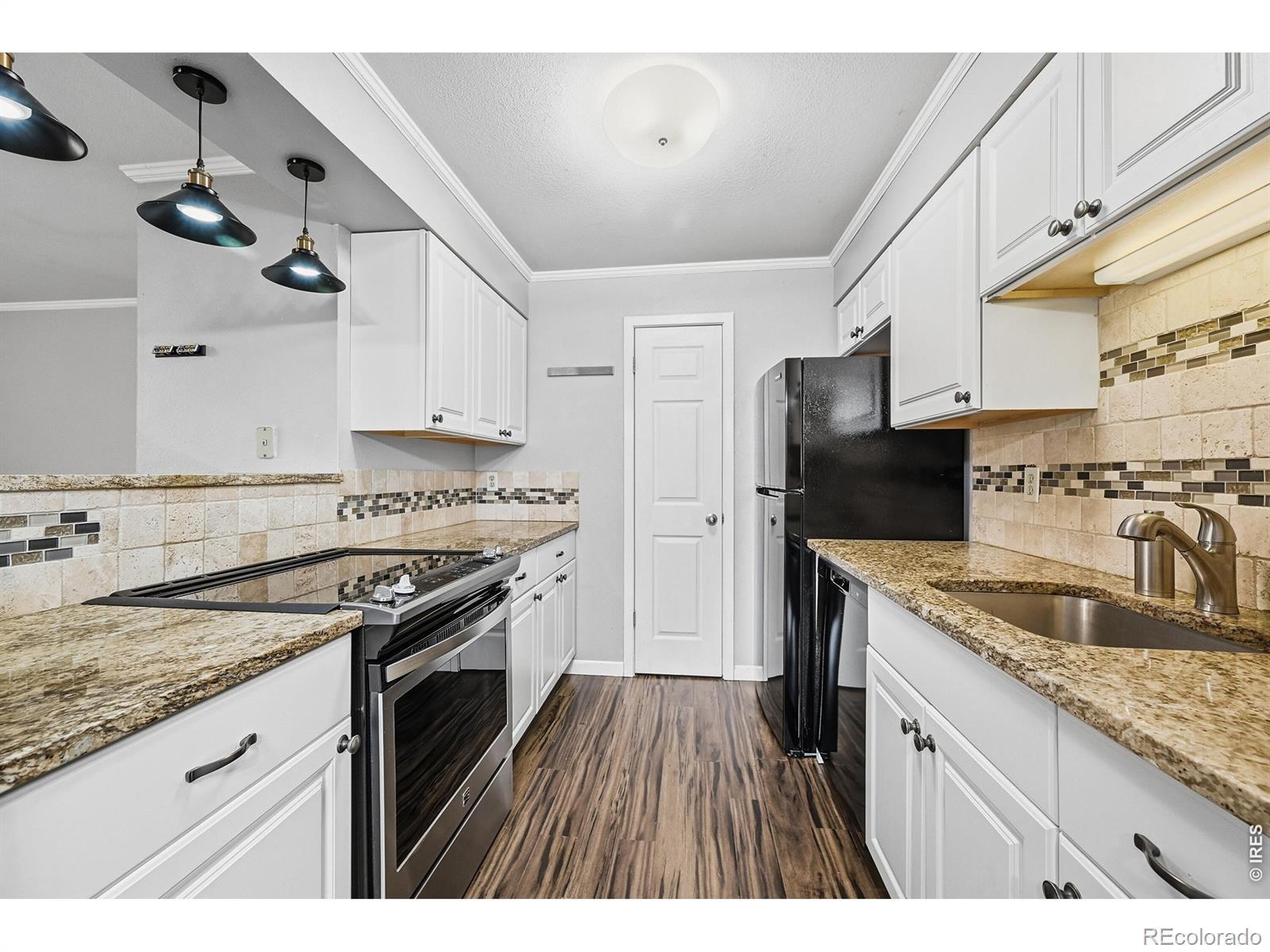 Image 4: Bright kitchen with eat in bar top, granite counters, new appliances