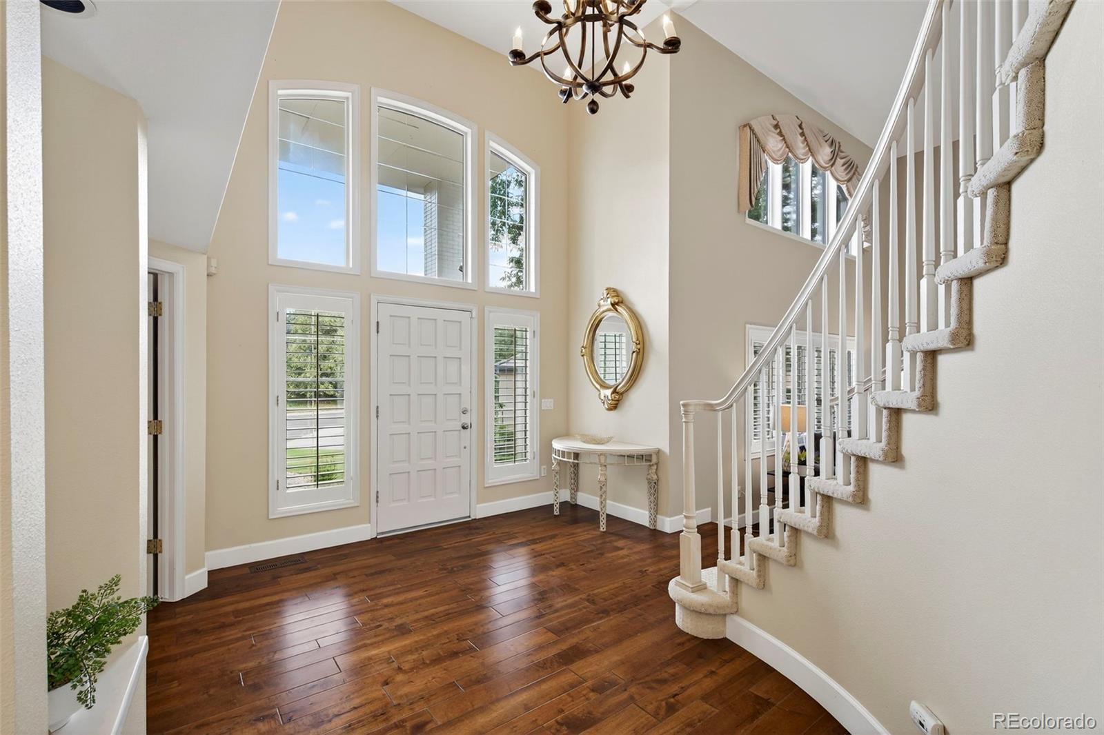 Image 3: Beautiful entrance Image 3: Beautiful entrance