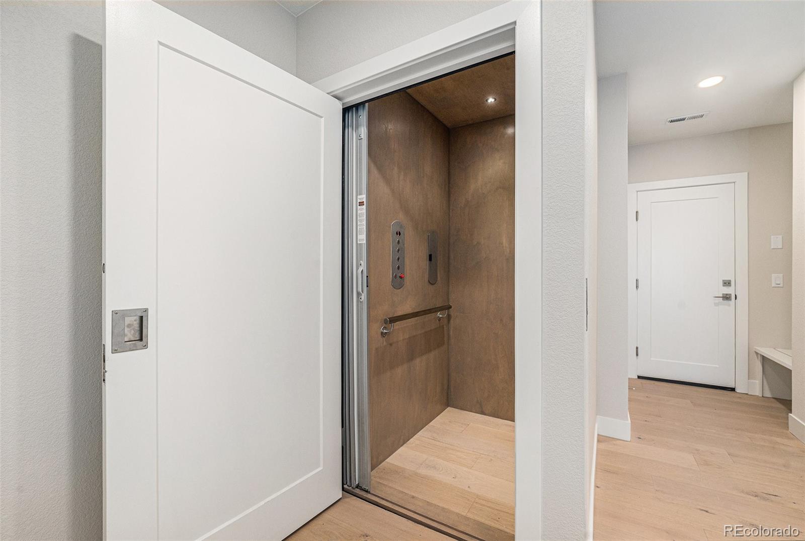 Image 3: Elevator