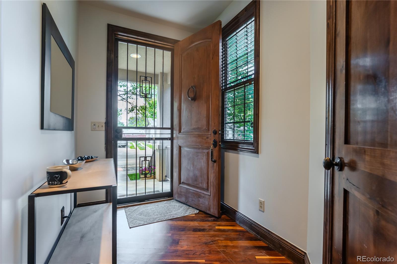 Image 2: Entry foyer