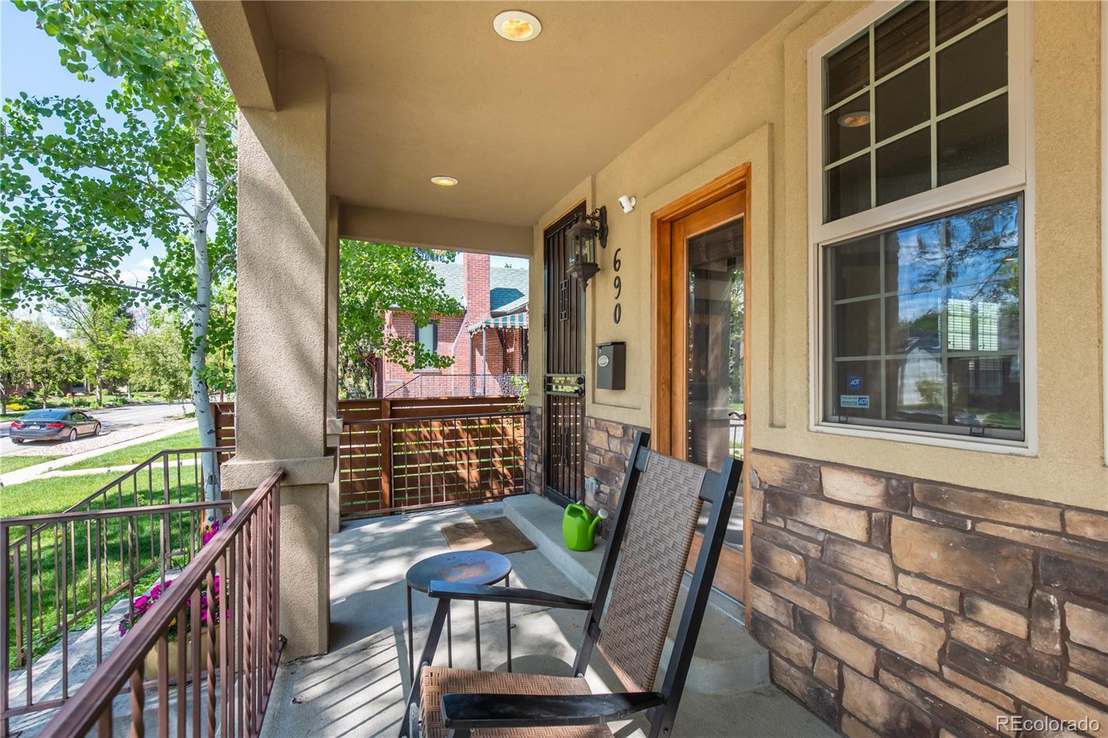 Image 3: Spacious front porch