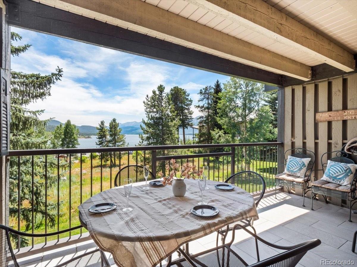 Image 4: Unobstructed views of lake