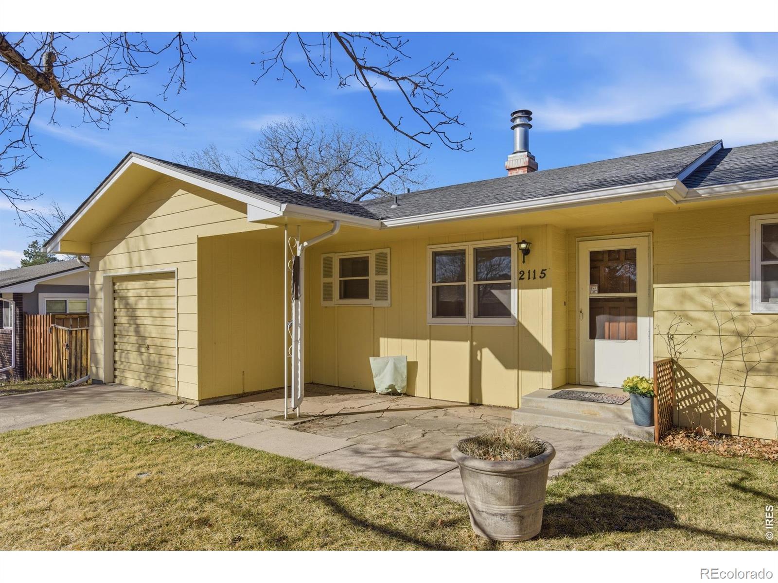 Image 2: Relax your worries away on the front patio