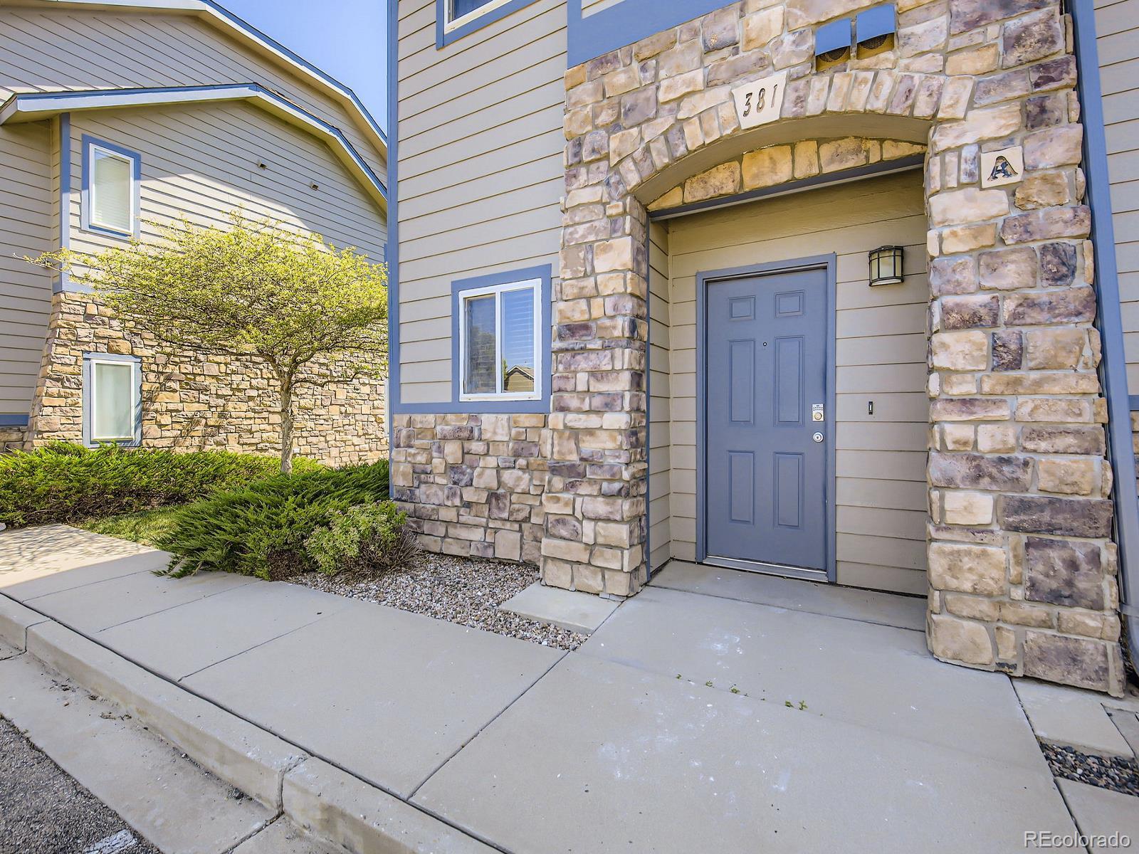 Image 2: Ground floor entry to condo