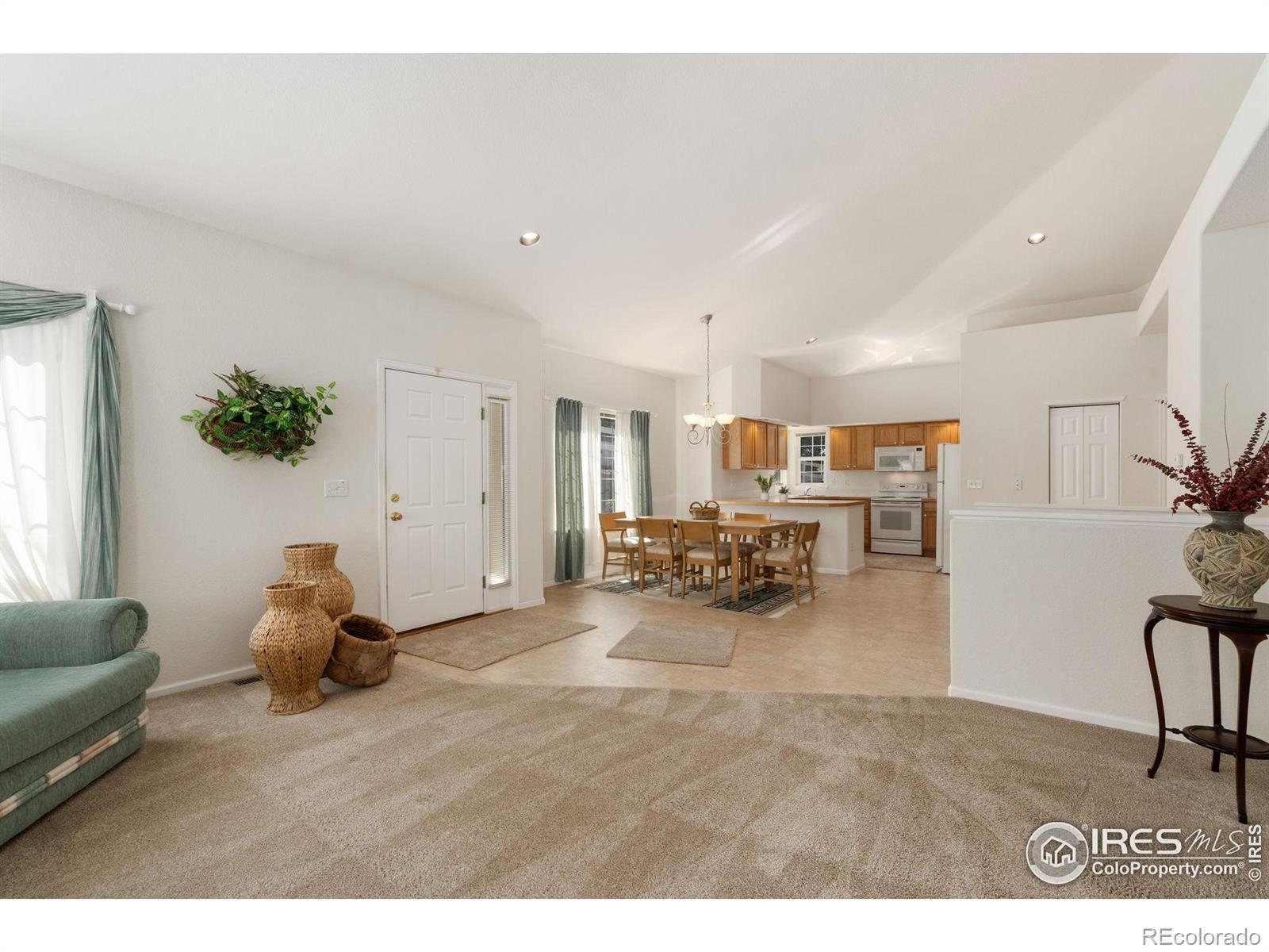 Image 4: Open Floor Plan Great for Entertaining