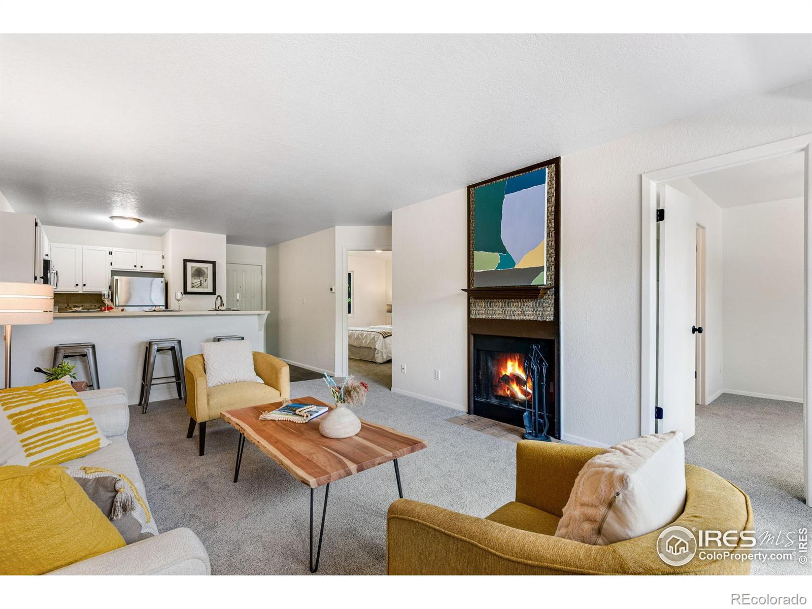 Image 4: Living Room