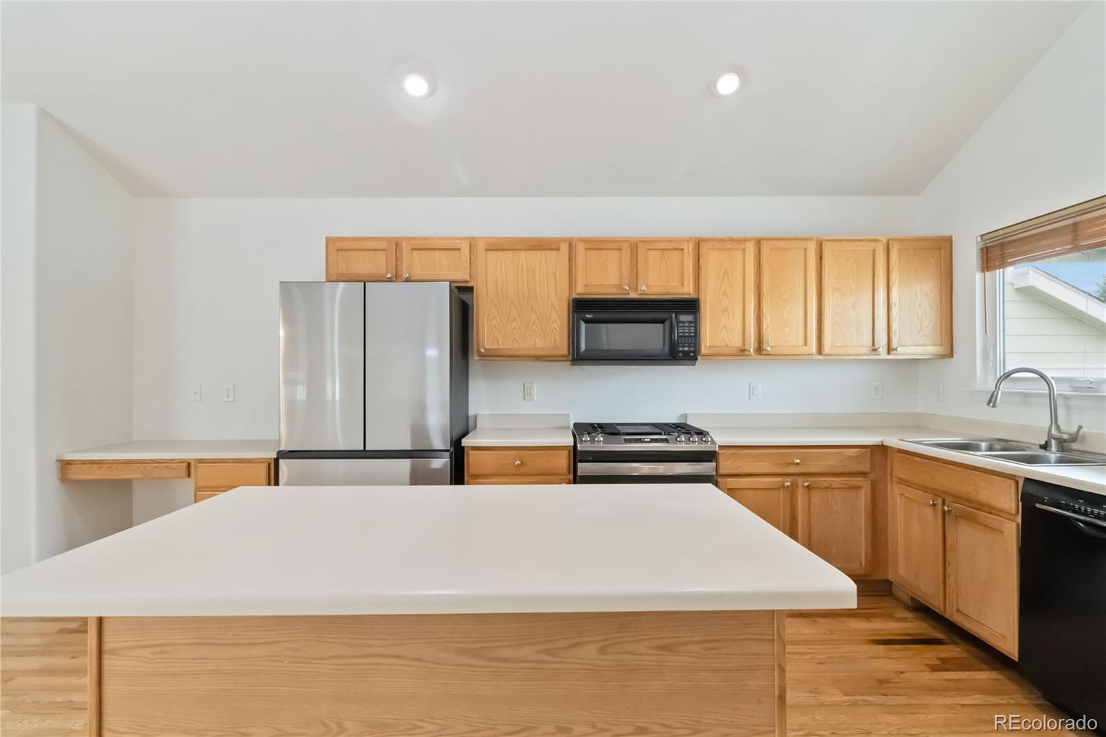 Image 4: Large center island makes entertaining a breeze. Image 4: Large center island makes entertaining a breeze.