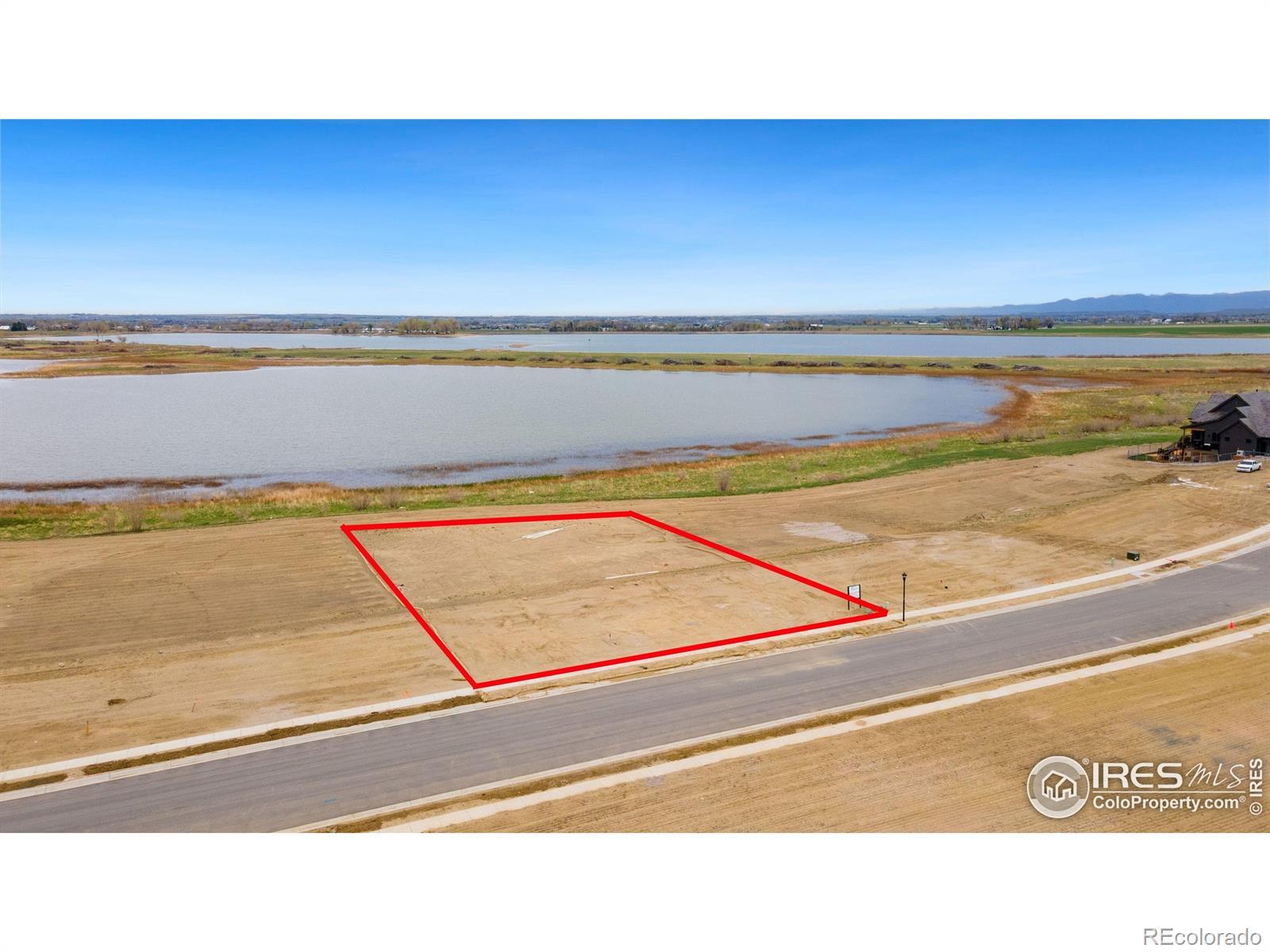 Image 4: Backing to the lake Image 4: Backing to the lake