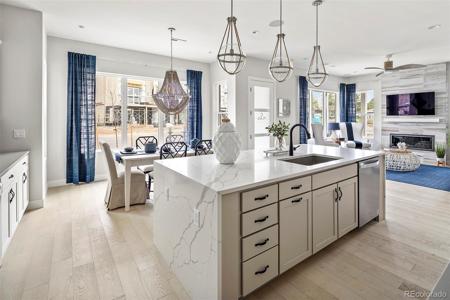 888 S Valentia Street