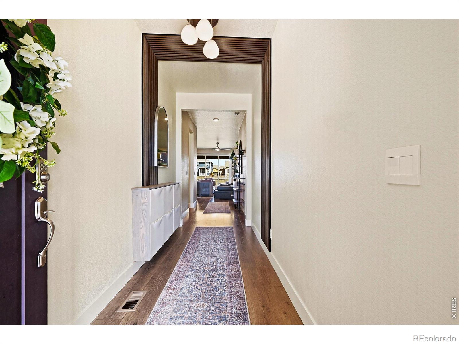Image 4: Entryway