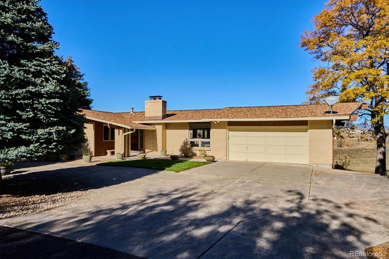 Image 2: Plenty of off street parking with driveway and circular drive Image 2: Plenty of off street parking with driveway and circular drive