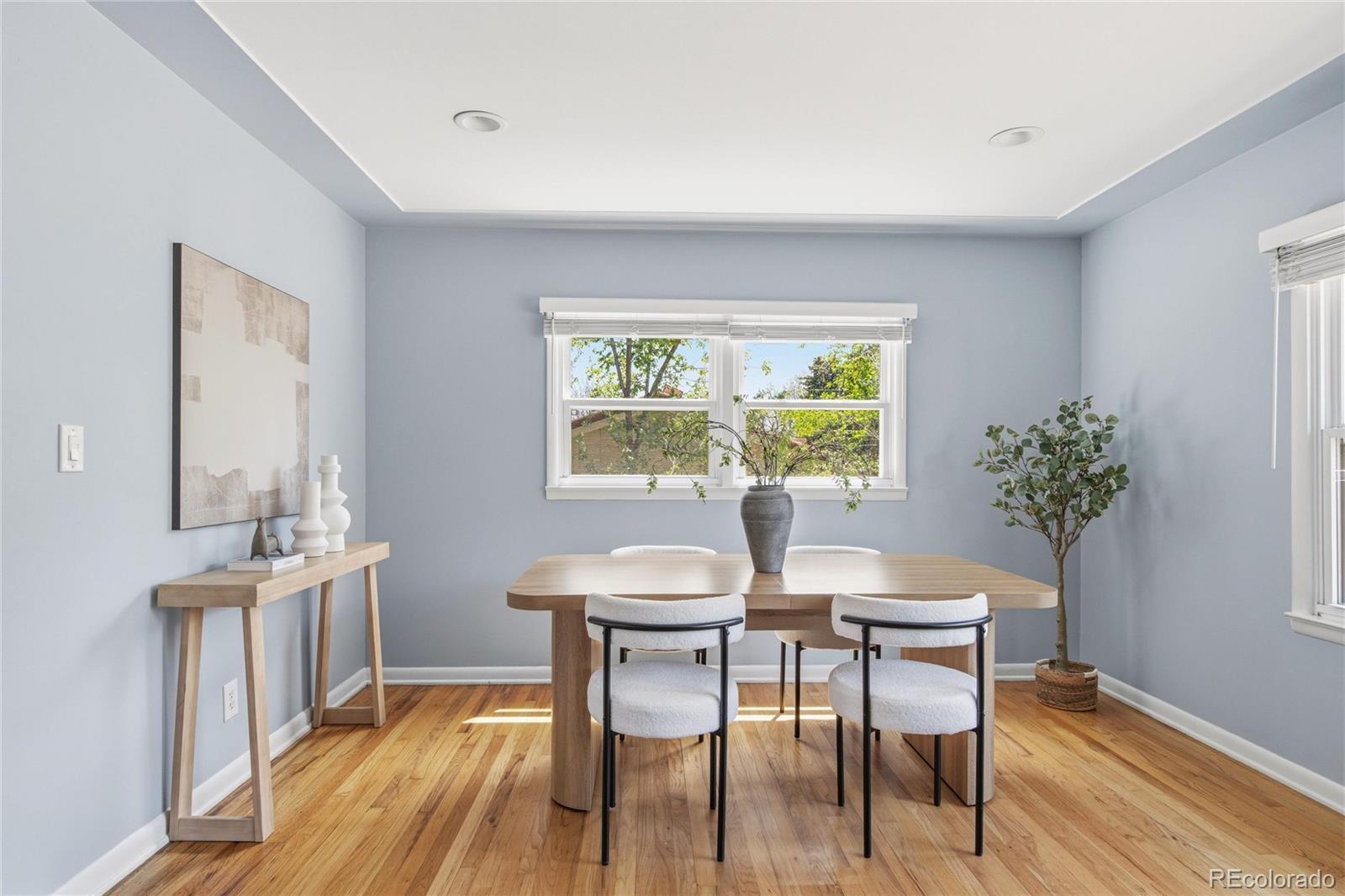Image 4: Dining area