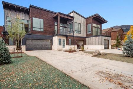 909 Lakepoint Circle
