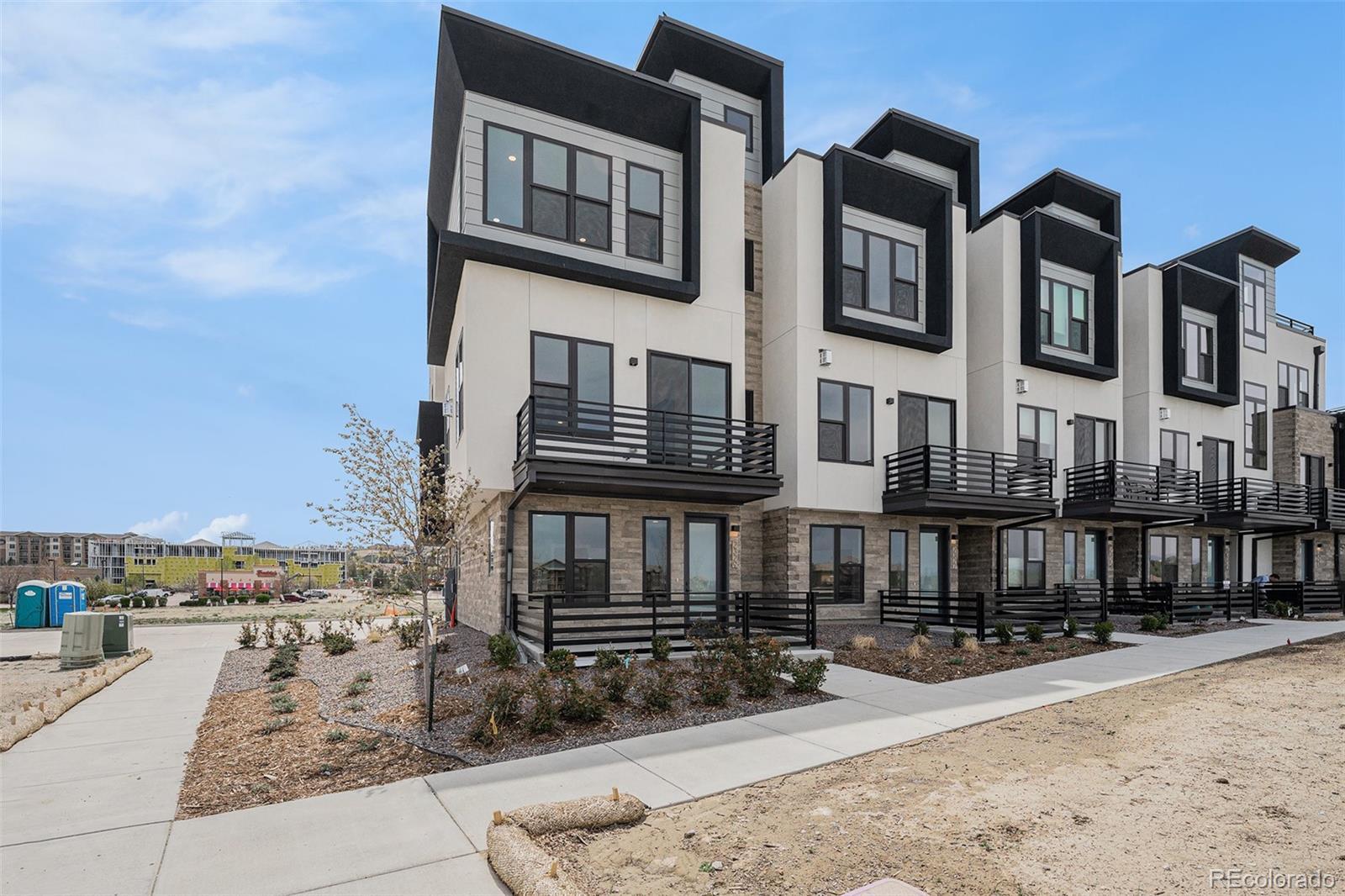 Image 2: Exterior Front Entrance / Patio