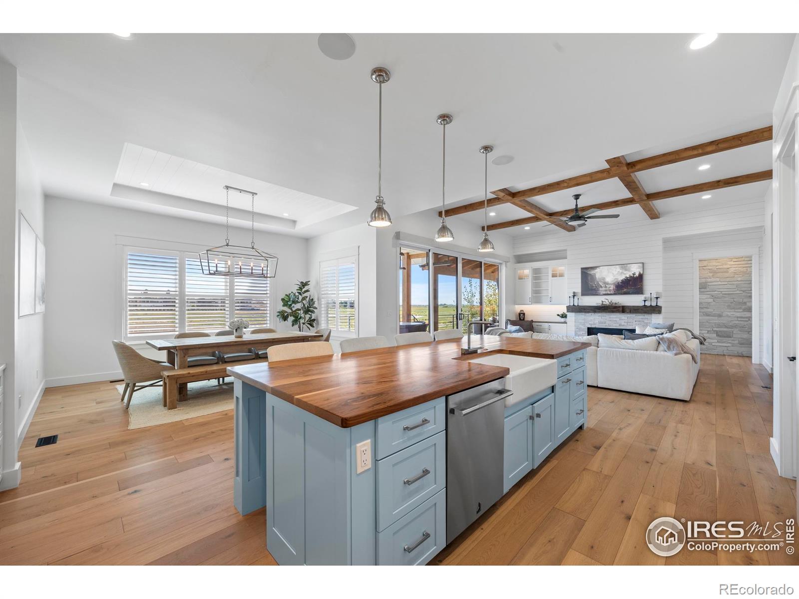 Image 3: Large kitchen island