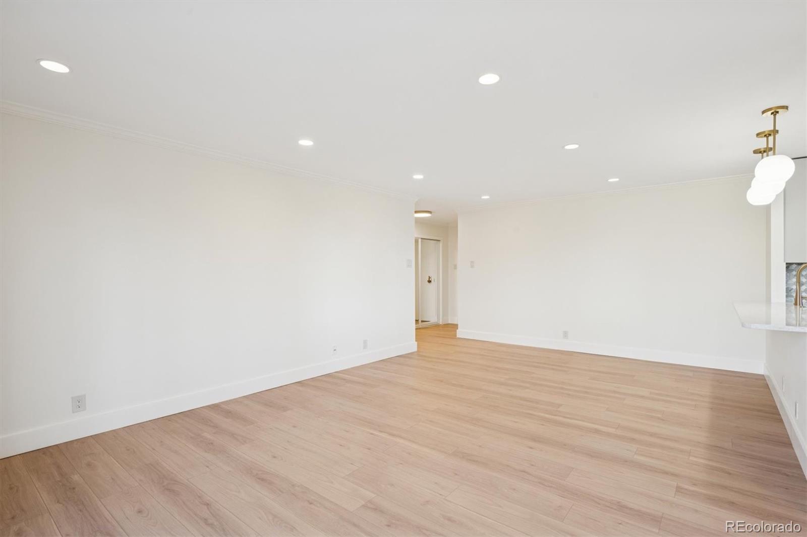 Image 4: Living room