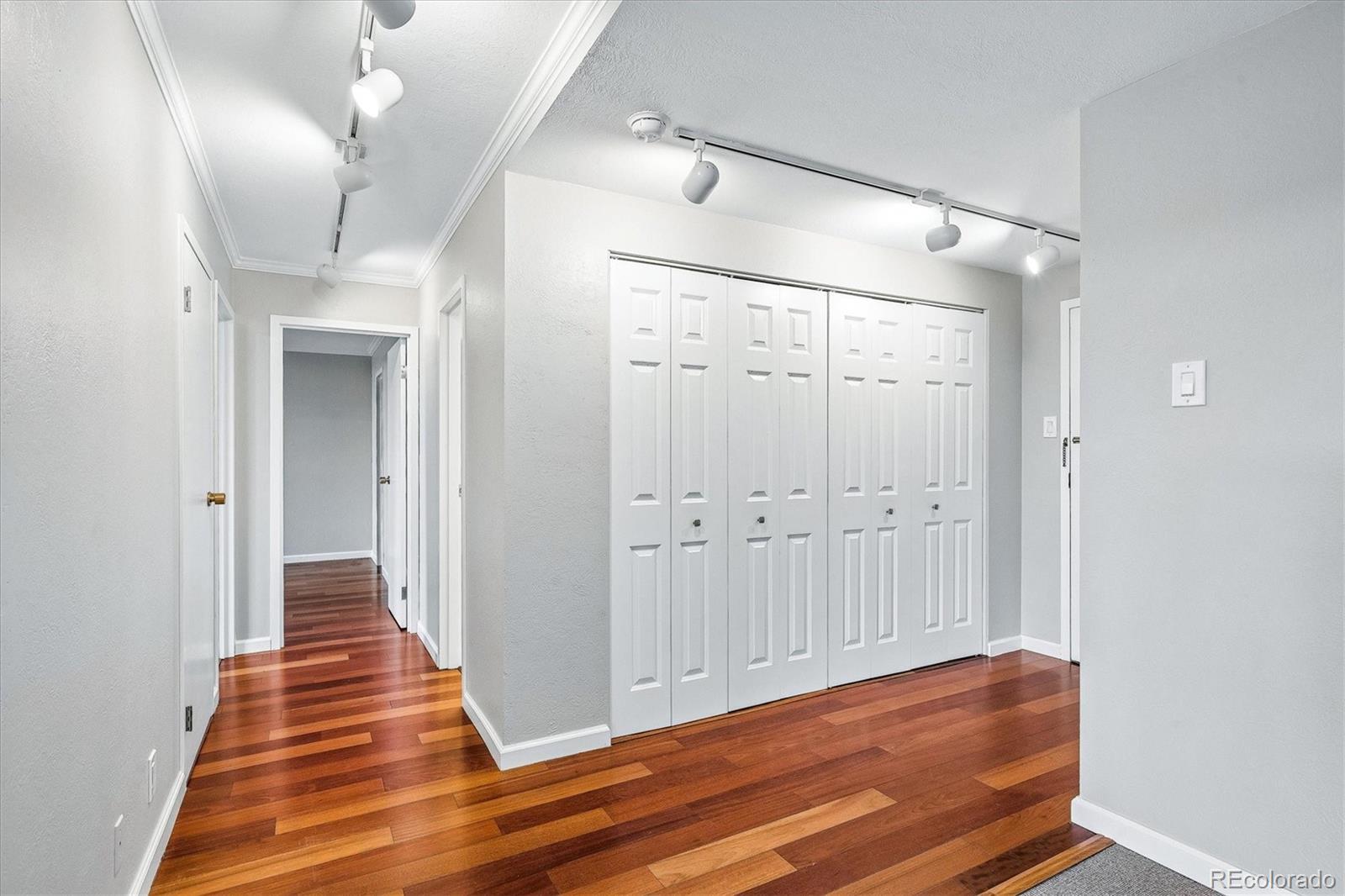 Image 3: Welcoming entry way Image 3: Welcoming entry way