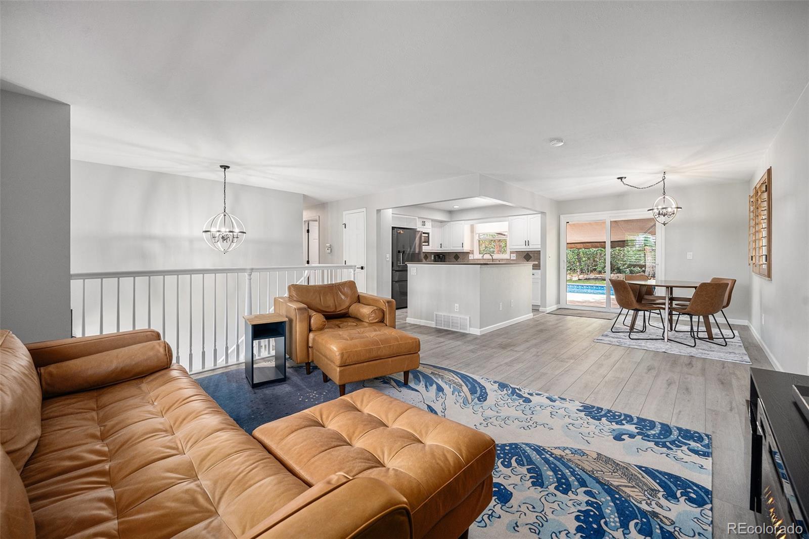 Image 4: Large living room Image 4: Large living room