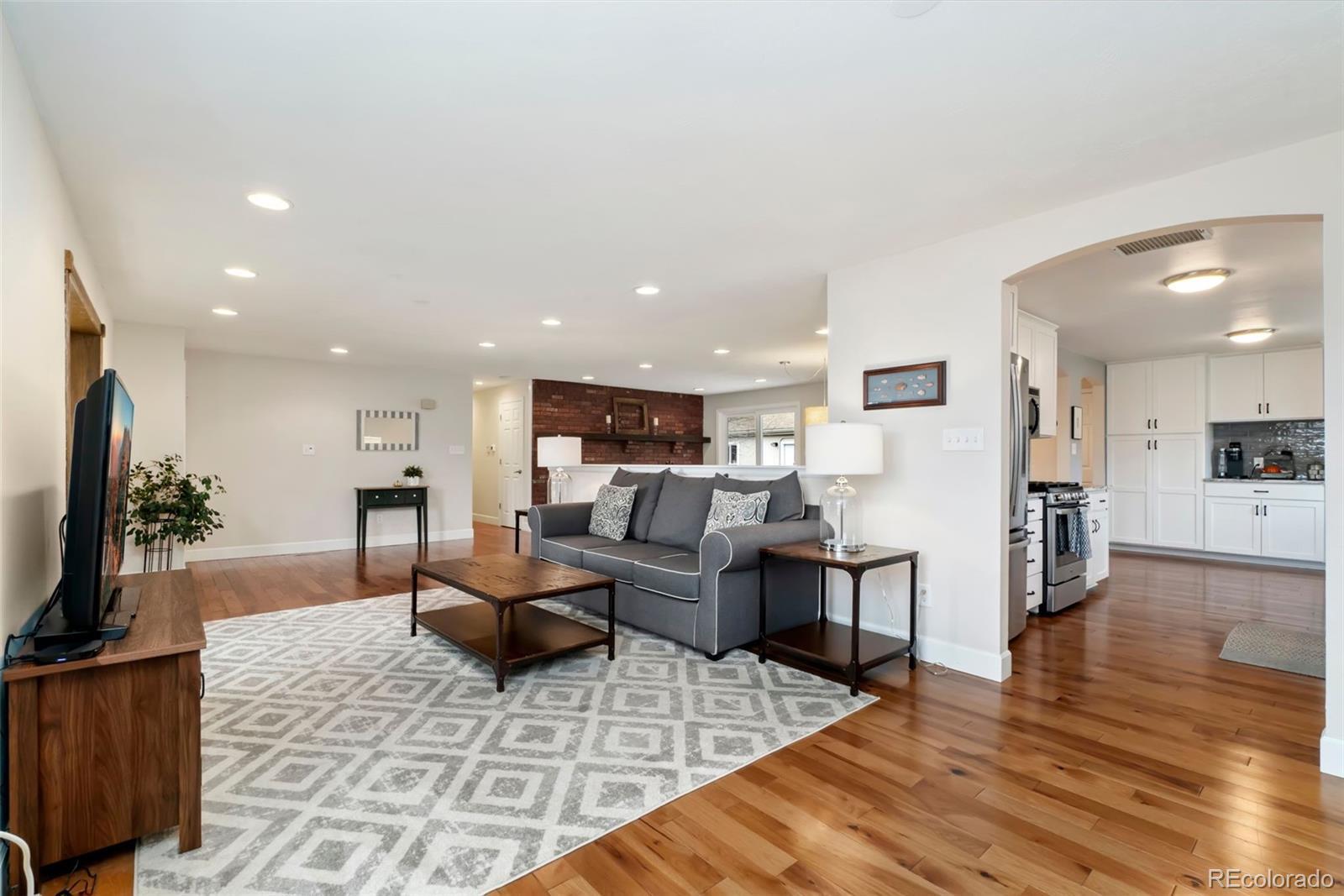 Image 2: Main Floor Image 2: Main Floor