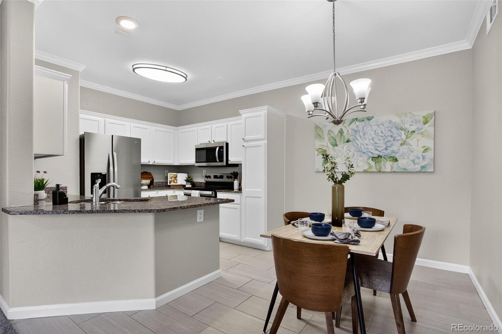 Image 3: Open floor concept with eating space and open kitchen