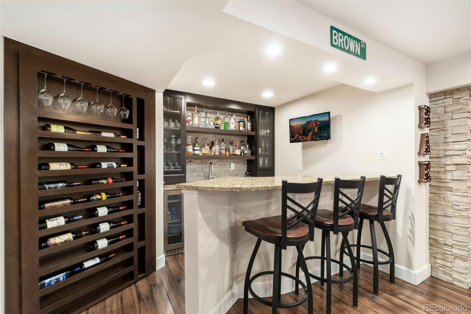 Image 4: Wet Bar with Wine Storage Image 4: Wet Bar with Wine Storage