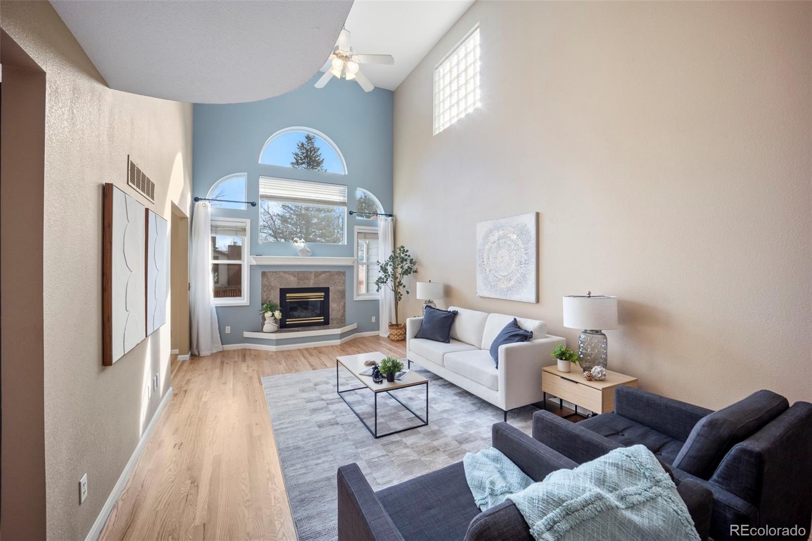 Image 3: Bright, spacious Living room Image 3: Bright, spacious Living room