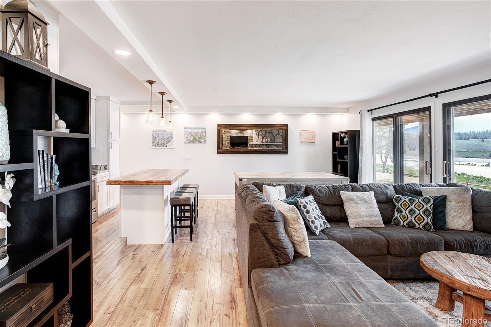 Image 3: Living room