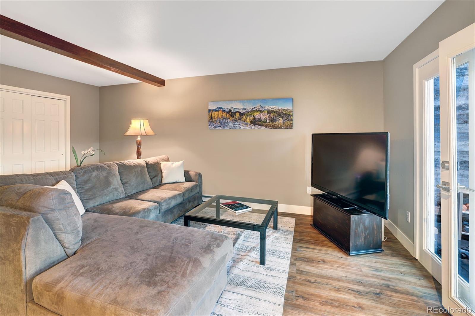 Image 4: Living Room