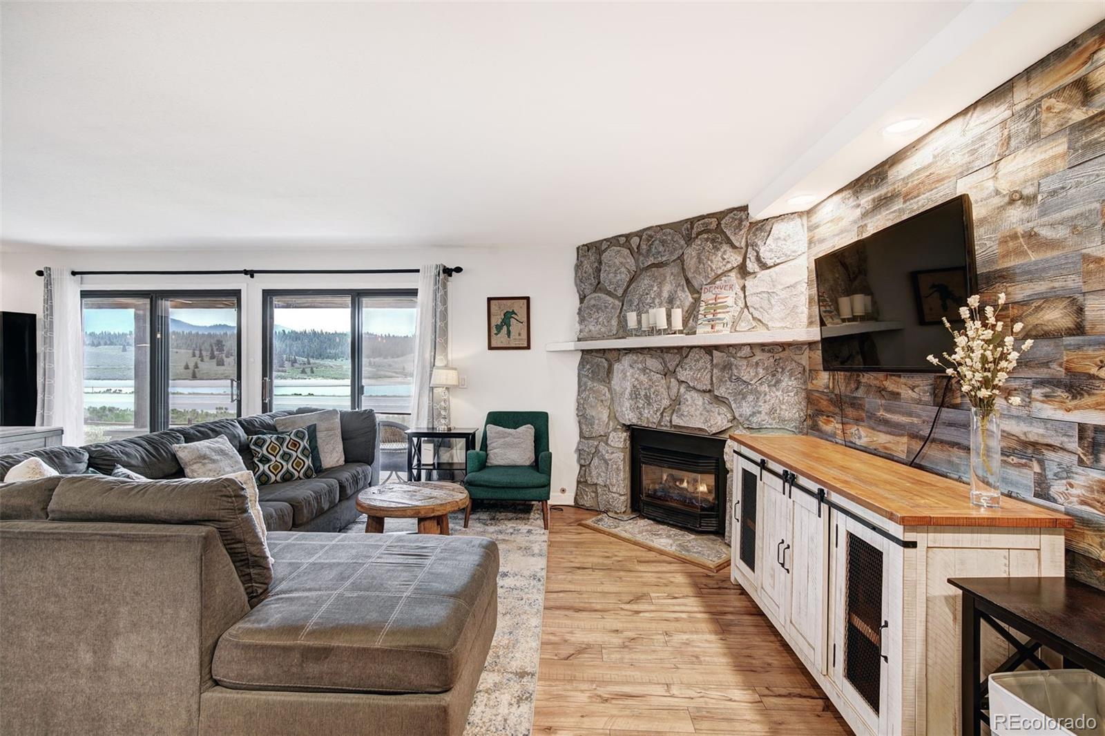 Image 4: Living room