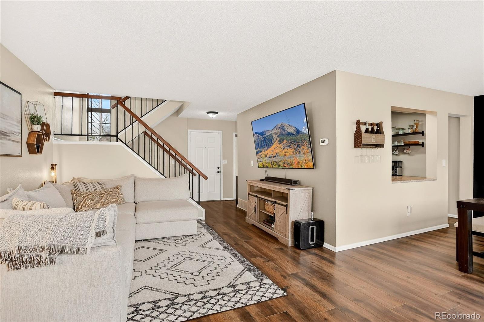 Image 2: Open floor-plan