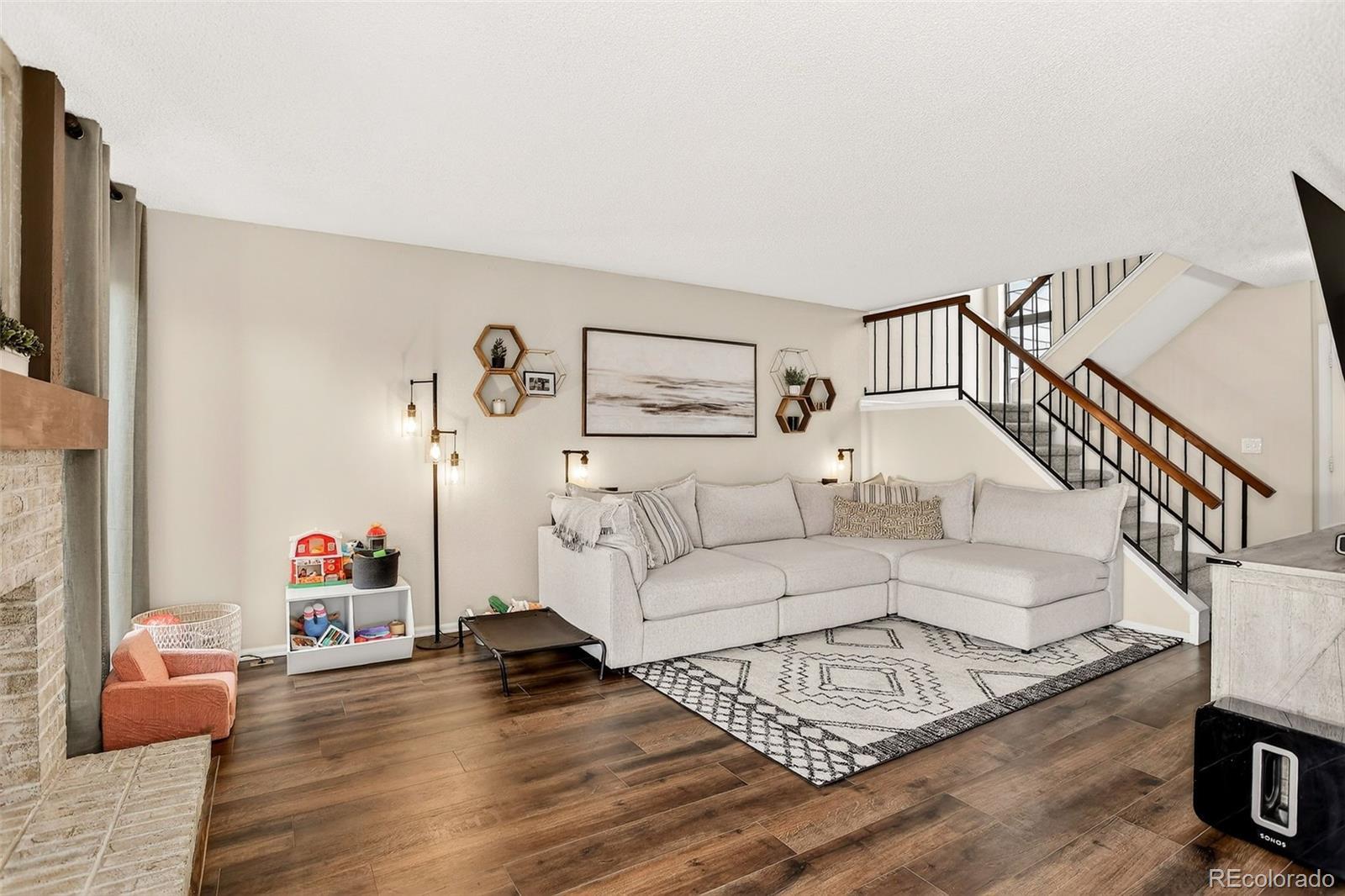 Image 4: Newer vinyl planking