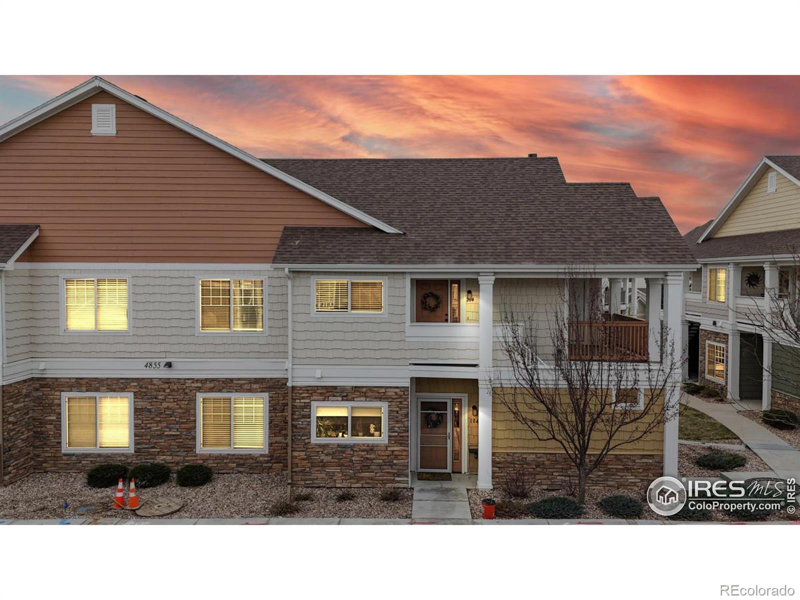Image 3: Twilight View of Front