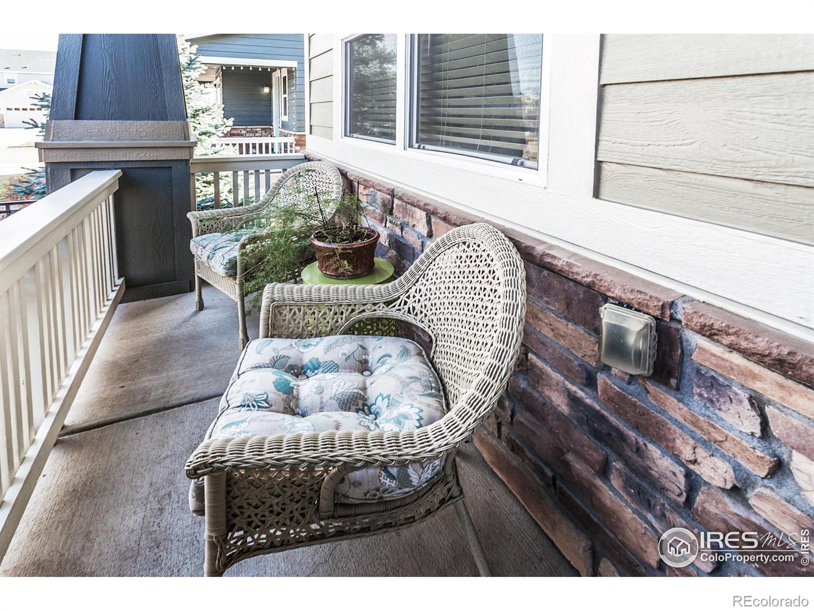 Image 4: Welcoming front porch