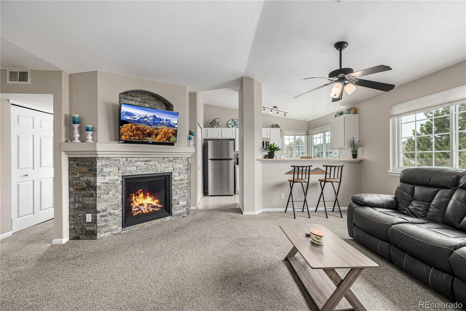 Image 1: Lakefront Property!