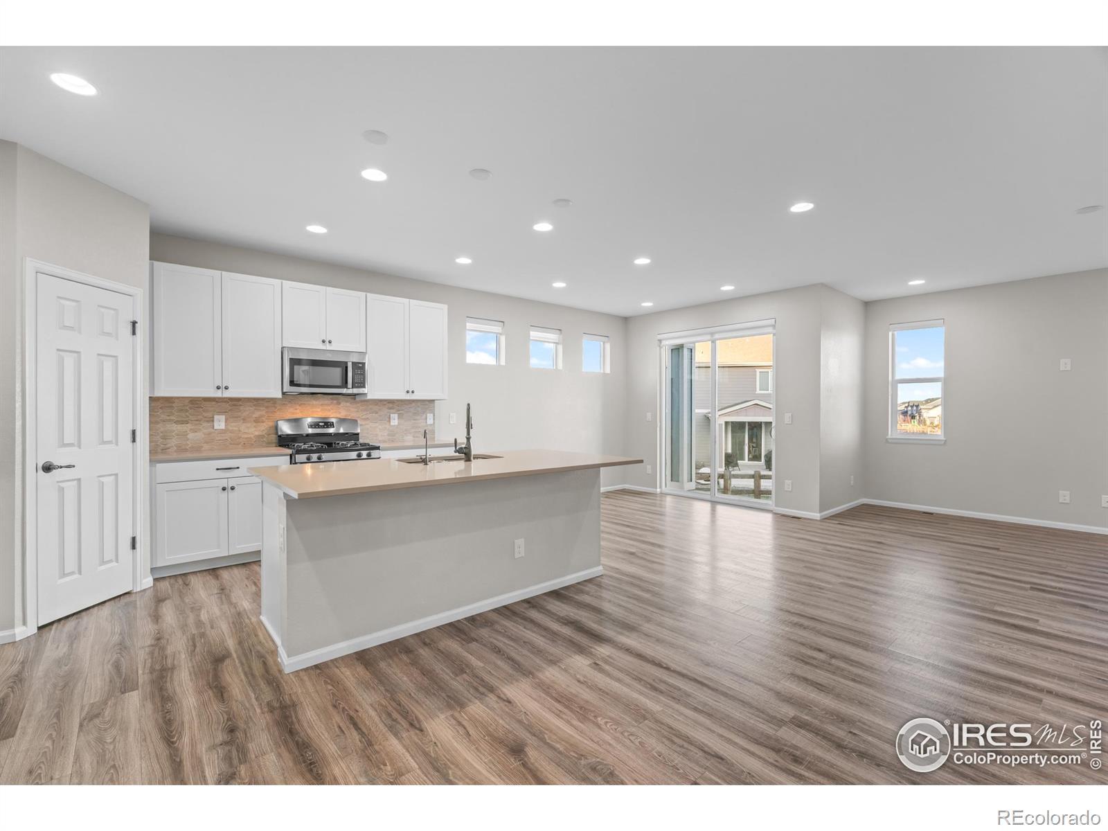 Image 4: Open concept floor plan